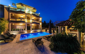 Отель Four-Bedroom Apartment in Kastel Stafilic  Каштел Камбеловац
